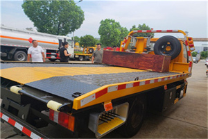 江岸附近拖车电话号码服务